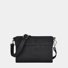 Sort crossbody småveske i ku-skinn. Sort crossbody småveske i ku-skinn. Hippi Grace Kyoto er en liten skinnveske til dame i fargen nobuck sort. Vesken kommer med en regulerbar og avtagbar crossbody stropp. Svart crossbody småveske i ku-skinn. Hverdagsveske i ekte skinn. Festveske i ekte nobuck skinn. Norsk design. Glidelås lukking i topp. Sort skinnveske. Skinnveske i Svart. Svart veske i ekte Nobuck skinn. Crossbody veske i ekte skinn.