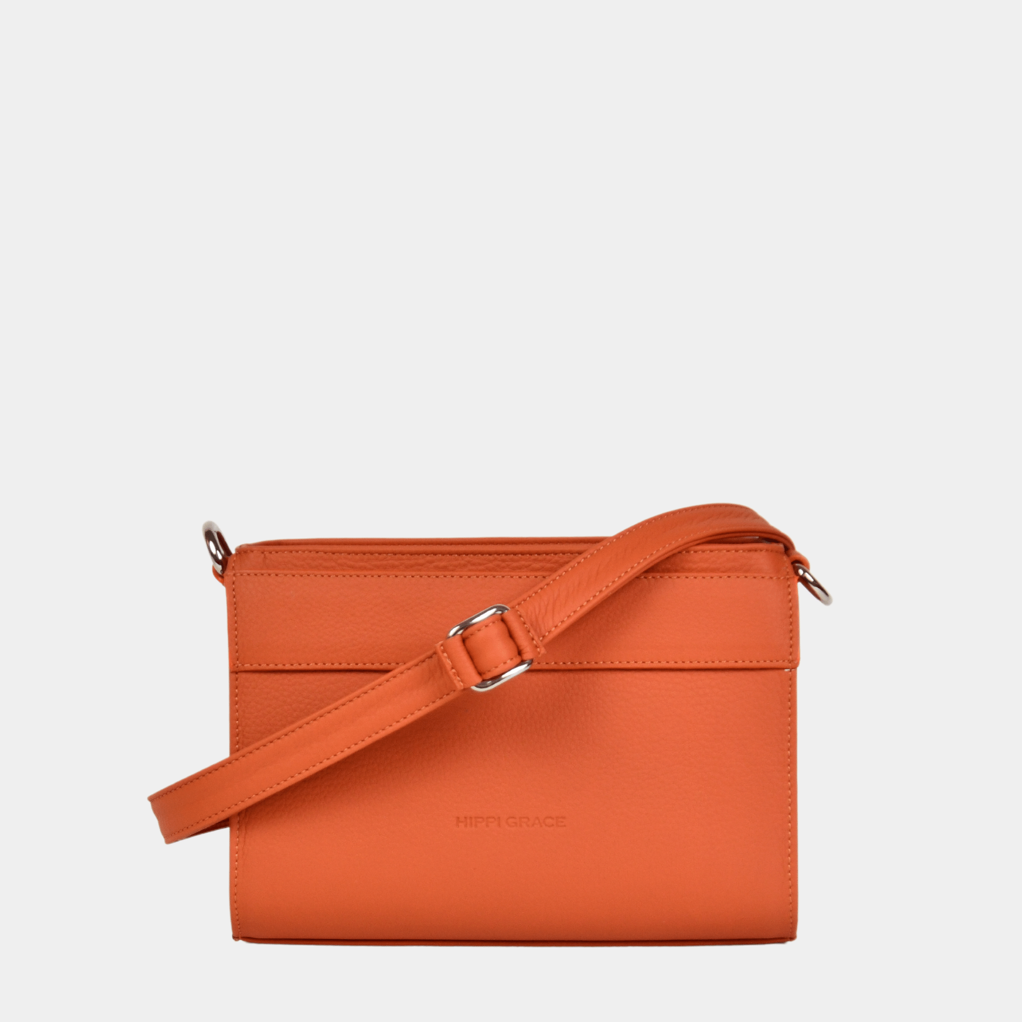 Oransje crossbody småveske i ku-skinn. Hippi Grace Kyoto er en liten skinnveske til dame i fargen Superior Orange. Vesken kommer med en regulerbar og avtagbar crossbody stropp. Oransje crossbody småveske i ku-skinn. Hverdagsveske i ekte skinn. Festveske i ekte skinn. Norsk design. Glidelås lukking i topp. Oransje skinnveske. Skinnveske i oransje. Oransje veske i ekte skinn. Crossbody veske i ekte skinn.