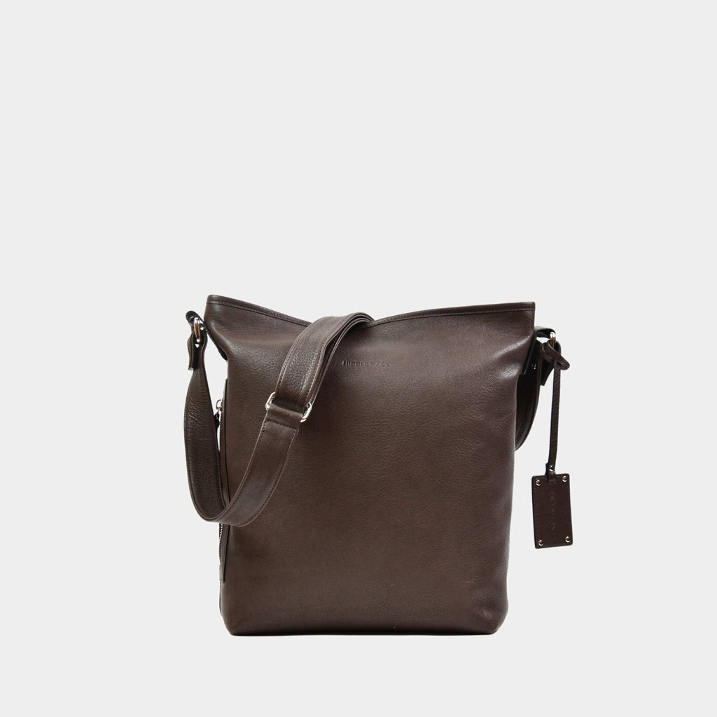 Crossbody veske i bohem luxe Ku-skinn, med regulerbar skulderstropp, glidelås-lukning og sølvdetaljer.