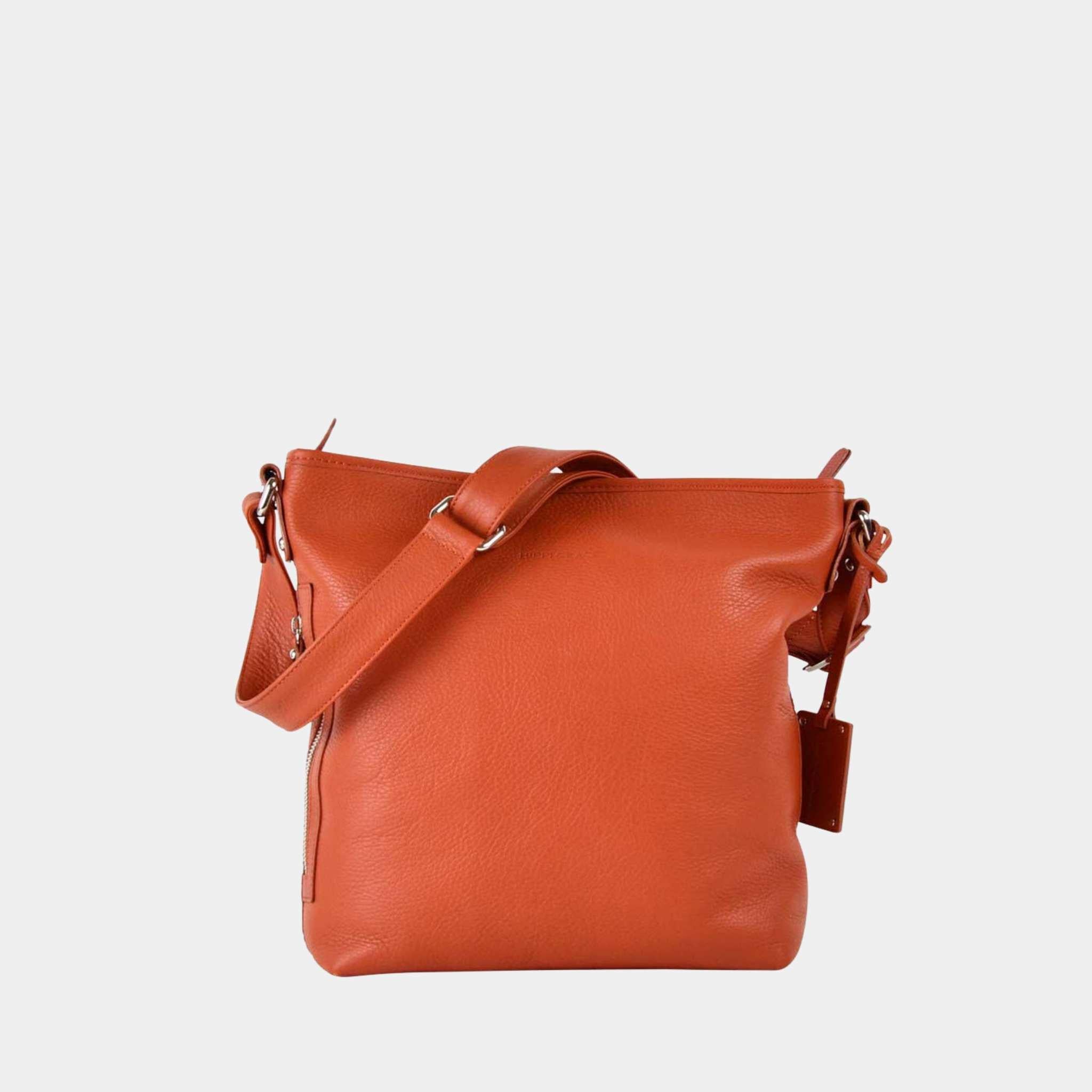Crossbody veske i klassisk grained Ku-skinn, med regulerbar skulderstropp, glidelås-lukning og sølvdetaljer.
