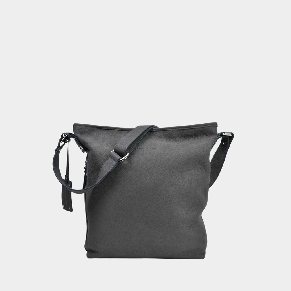 Crossbody veske, Nobuck Ku-skinn, regulerbar skulderstropp, glidelås-lukning, sølvdetaljer. 