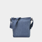 Crossbody veske i nobuck Ku-skinn, med regulerbar skulderstropp, glidelås-lukning og sølvdetaljer.