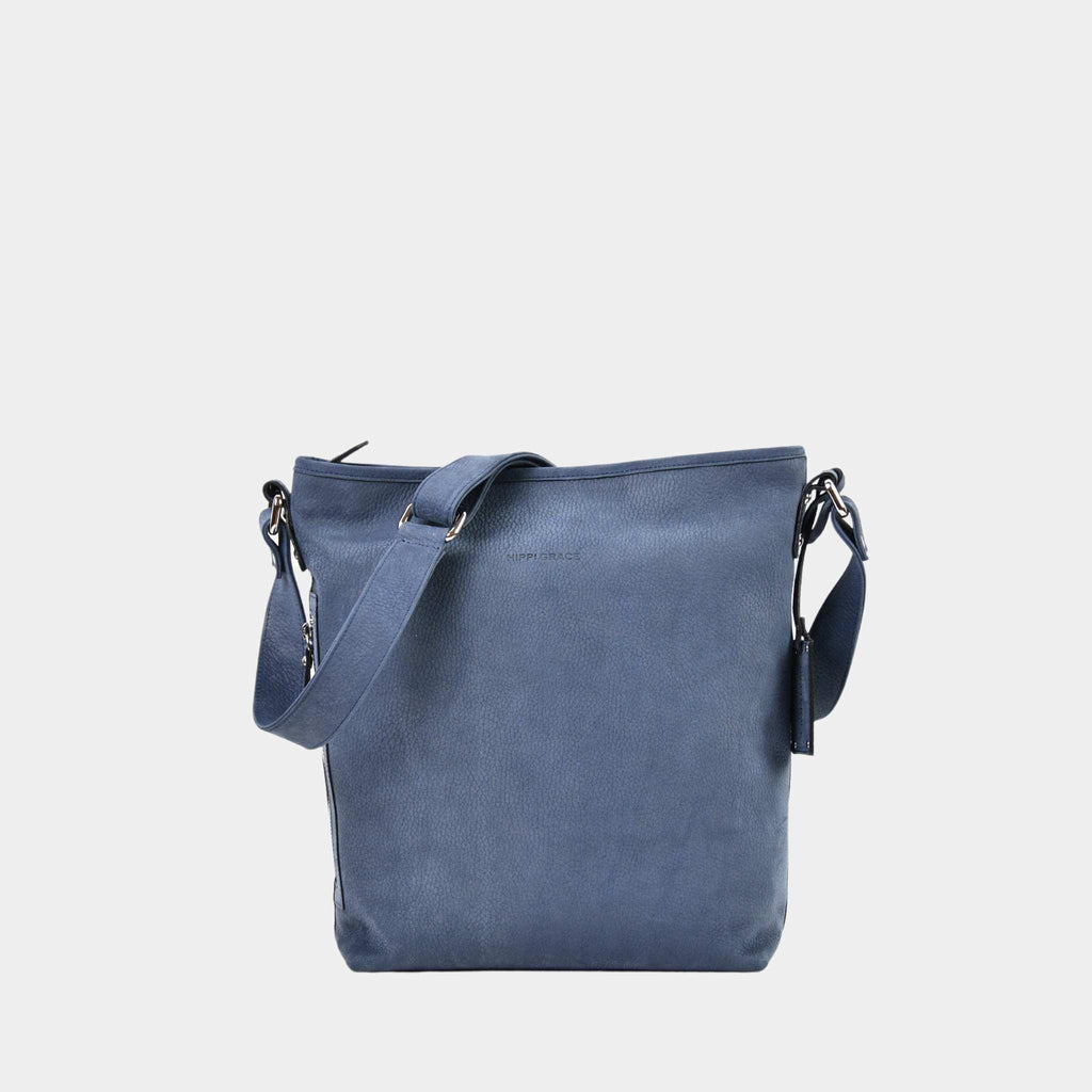 Crossbody veske i nobuck Ku-skinn, med regulerbar skulderstropp, glidelås-lukning og sølvdetaljer.