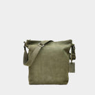 Crossbody veske, Nobuck Ku-skinn, regulerbar skulderstropp, glidelås-lukning, sølvdetaljer. 