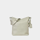 Crossbody veske i bohem luxe Ku-skinn, med regulerbar skulderstropp, glidelås-lukning og sølvdetaljer.