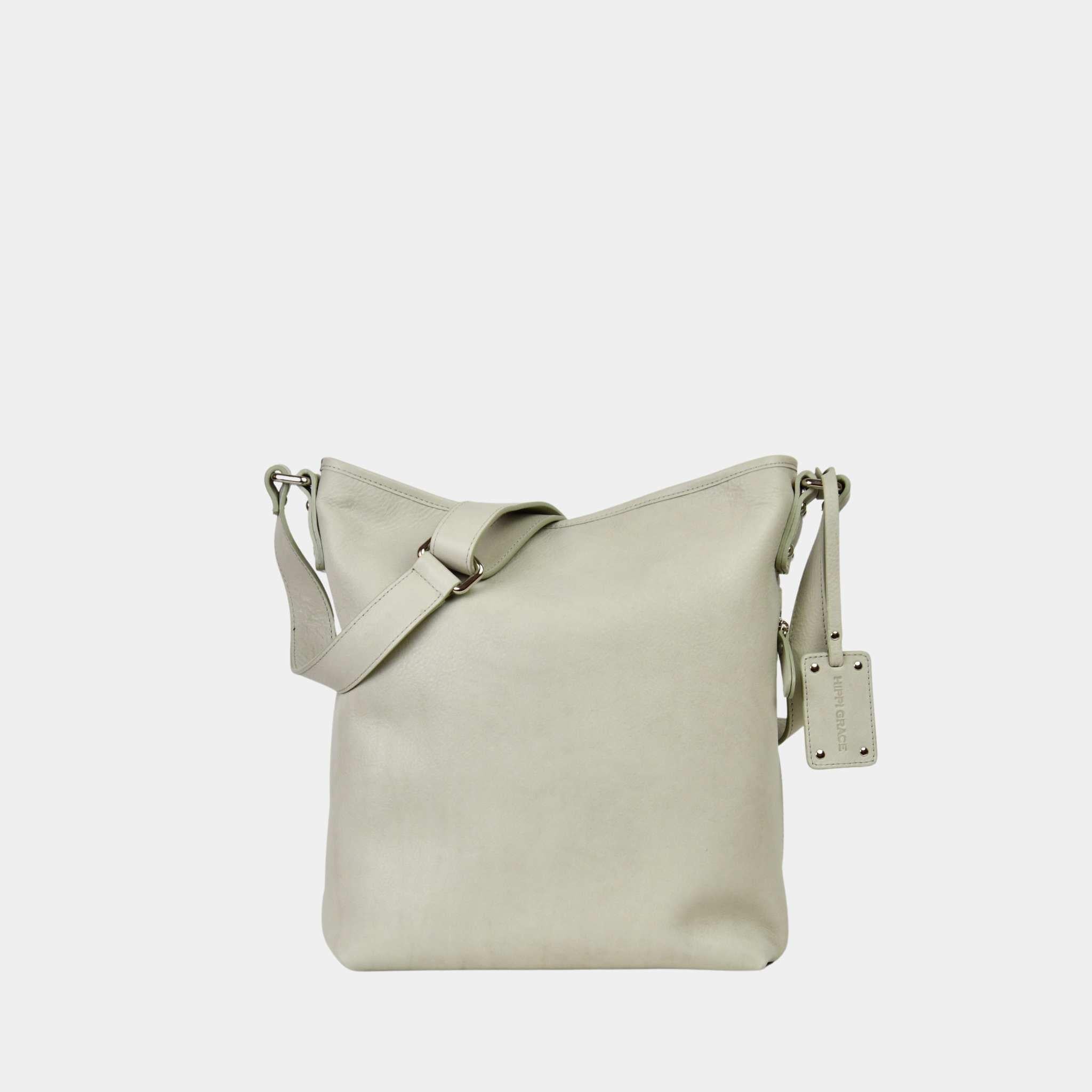 Crossbody veske i bohem luxe Ku-skinn, med regulerbar skulderstropp, glidelås-lukning og sølvdetaljer.