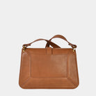 Hippi Grace Lille Roma i fargen bohem luxe tan er en liten skinnveske til dame. Vesken kommer med en lang crossbody stropp, som er regulerbar og avtagbar. Vesken har nydelige detaljer, og gullfarget metall. Crossbody vesken har et praktisk interiør med flere lommer, og lukkes med en magnetknapp i front. Norsk design. Vesken er perfekt til både reise og fest. Brun liten skinnveske dame. Lysebrun liten veske i skinn. Bilde av baksiden til Lille Roma. [wv]