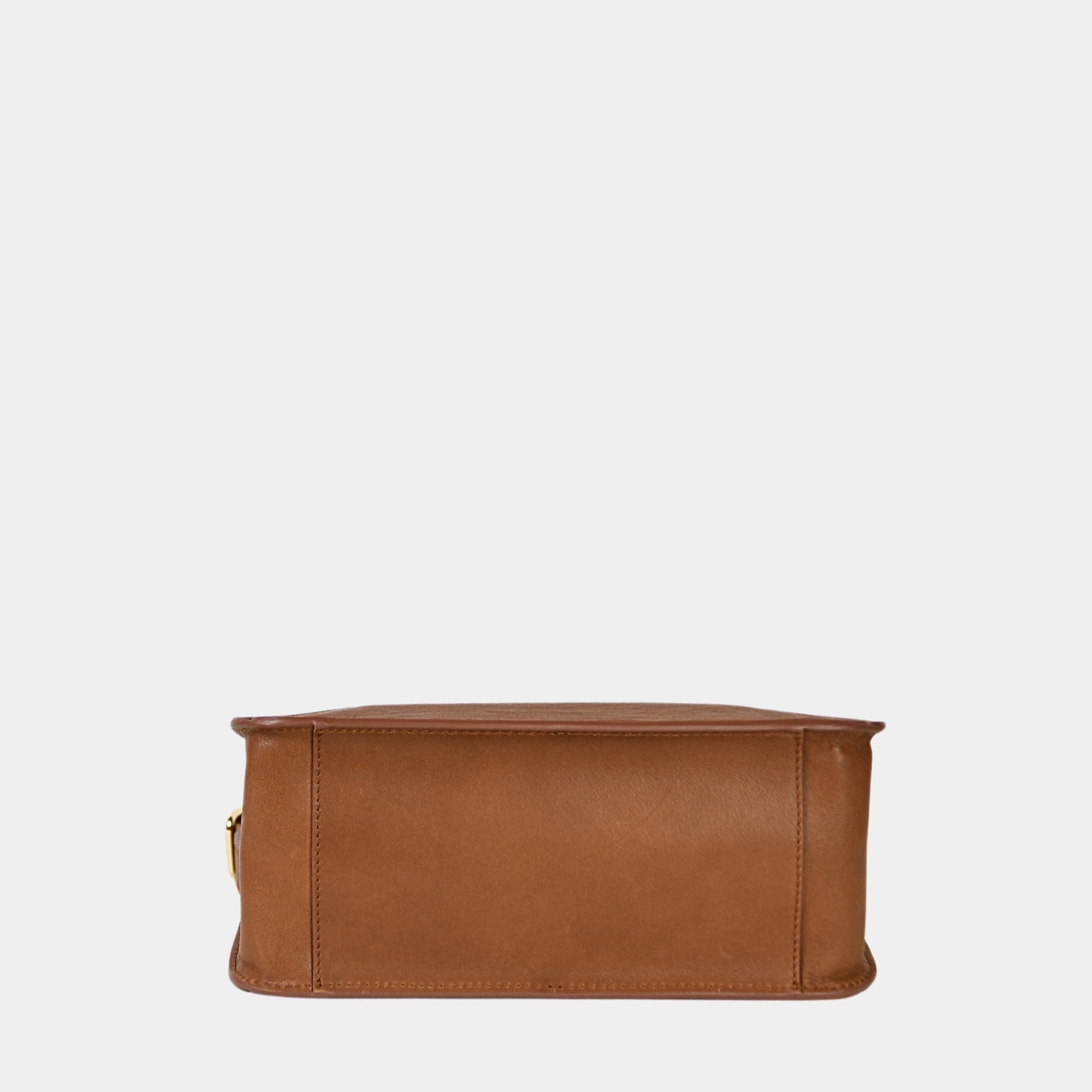 Hippi Grace Lille Roma i fargen bohem luxe tan er en liten skinnveske til dame. Vesken kommer med en lang crossbody stropp, som er regulerbar og avtagbar. Vesken har nydelige detaljer, og gullfarget metall. Crossbody vesken har et praktisk interiør med flere lommer, og lukkes med en magnetknapp i front. Norsk design. Vesken er perfekt til både reise og fest. Brun liten skinnveske dame. Lysebrun liten veske i skinn. Bilde av undersiden til Lille Roma.[wv]
