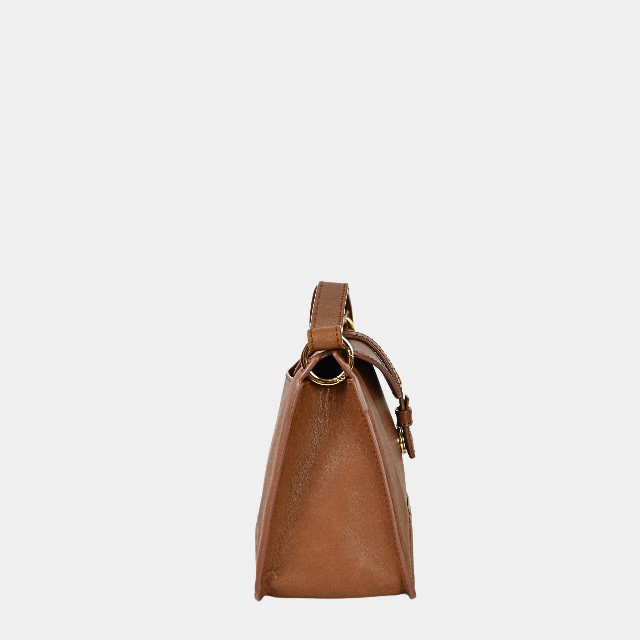 Hippi Grace Lille Roma i fargen bohem luxe tan er en liten skinnveske til dame. Vesken kommer med en lang crossbody stropp, som er regulerbar og avtagbar. Vesken har nydelige detaljer, og gullfarget metall. Crossbody vesken har et praktisk interiør med flere lommer, og lukkes med en magnetknapp i front. Norsk design. Vesken er perfekt til både reise og fest. Brun liten skinnveske dame. Lysebrun liten veske i skinn. Bilde av siden til Lille Roma. [wv]