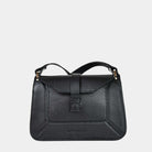 Hippi Grace Lille Roma i fargen klassisk sort er en liten skinnveske til dame. Vesken kommer med en lang crossbody stropp, som er regulerbar og avtagbar. Vesken har nydelige detaljer, og sølvfarget metall. Crossbody vesken har et praktisk interiør med flere lommer, og lukkes med en magnetknapp i front. Norsk design. Vesken er perfekt til både reise og fest. Svart liten skinnveske dame. Svart liten veske i skinn. Bilde av forsiden til Lille Roma.