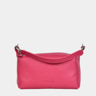 crossbody småveske i eksklusivt ku skinn. Hippi Grace Lucca i fargen klassisk mørkerosa er en liten skinnveske til dame. Vesken har et minimalistisk og tidløst design, og har et praktisk interiør med glidelås lukking i topp. Skinnvesken kommer med en skulderstropp og en regulerbar crossbody stropp, begge avtagnbare. Norsk Design. Rosa skinnveske dame. Rosa Veske dame. Hverdagsveske. Festveske. Ekte skinn. Bærekraftig. Skulderveske dame. Crossbody veske dame. Crossbodyveske. Små veske. Mindre veske.