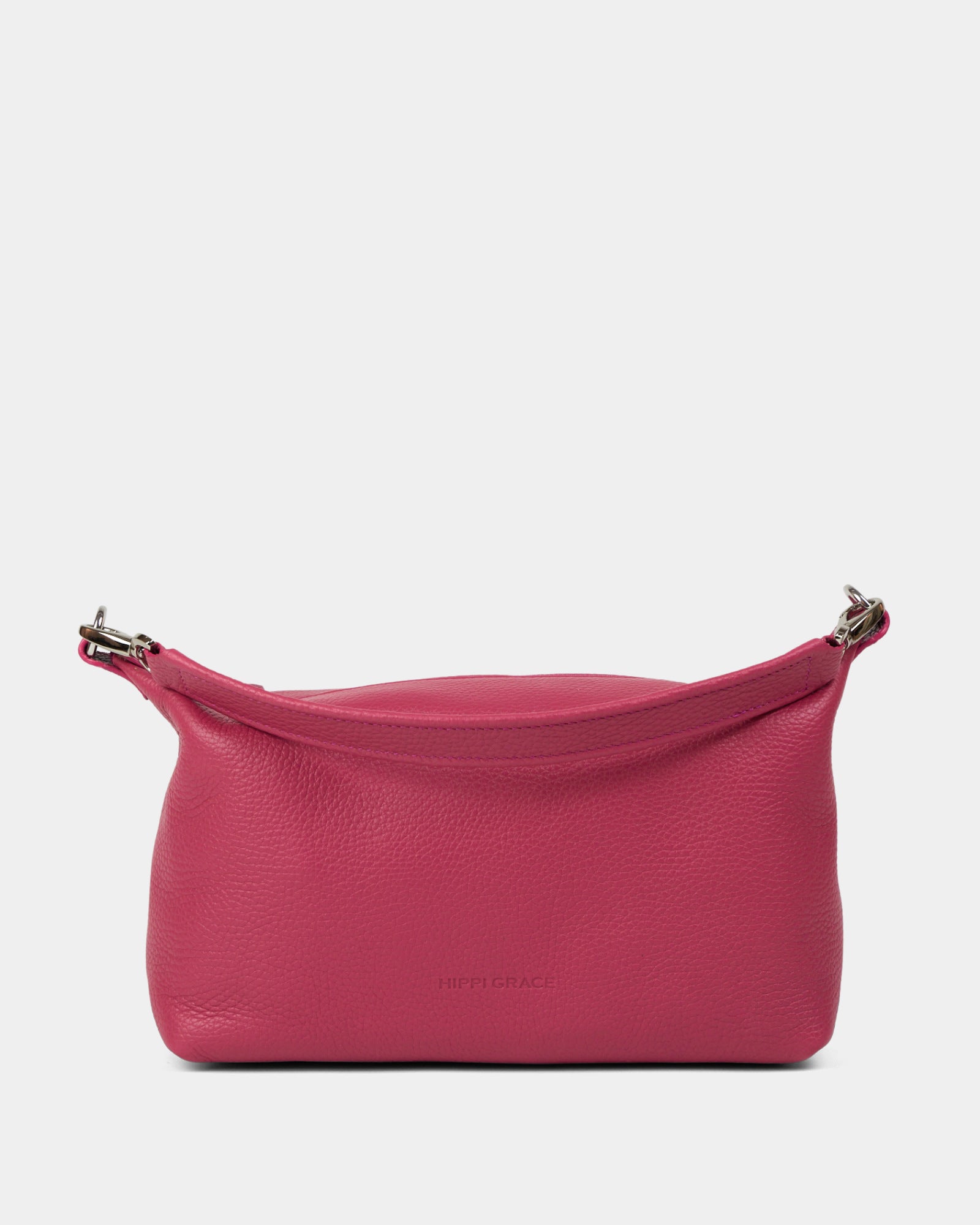 crossbody småveske i eksklusivt ku skinn. Hippi Grace Lucca i fargen klassisk mørkerosa er en liten skinnveske til dame. Vesken har et minimalistisk og tidløst design, og har et praktisk interiør med glidelås lukking i topp. Skinnvesken kommer med en skulderstropp og en regulerbar crossbody stropp, begge avtagnbare. Norsk Design. Rosa skinnveske dame. Rosa Veske dame. Hverdagsveske. Festveske. Ekte skinn. Bærekraftig. Skulderveske dame. Crossbody veske dame. Crossbodyveske. Små veske. Mindre veske.