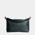 Crossbody småveske i eksklusivt ku skinn. Hippi Grace Lucca i fargen klassisk sort er en liten skinnveske til dame. Vesken har et minimalistisk og tidløst design, og har et praktisk interiør med glidelås lukking i topp. Skinnvesken kommer med en skulderstropp og en regulerbar crossbody stropp, begge avtagbare. Norsk Design. Svart skinnveske dame. Svart Veske dame. Hverdagsveske. Festveske. Ekte skinn. Bærekraftig. Skulderveske dame. Crossbody veske dame. Crossbody-veske. Små veske. Mindre veske.