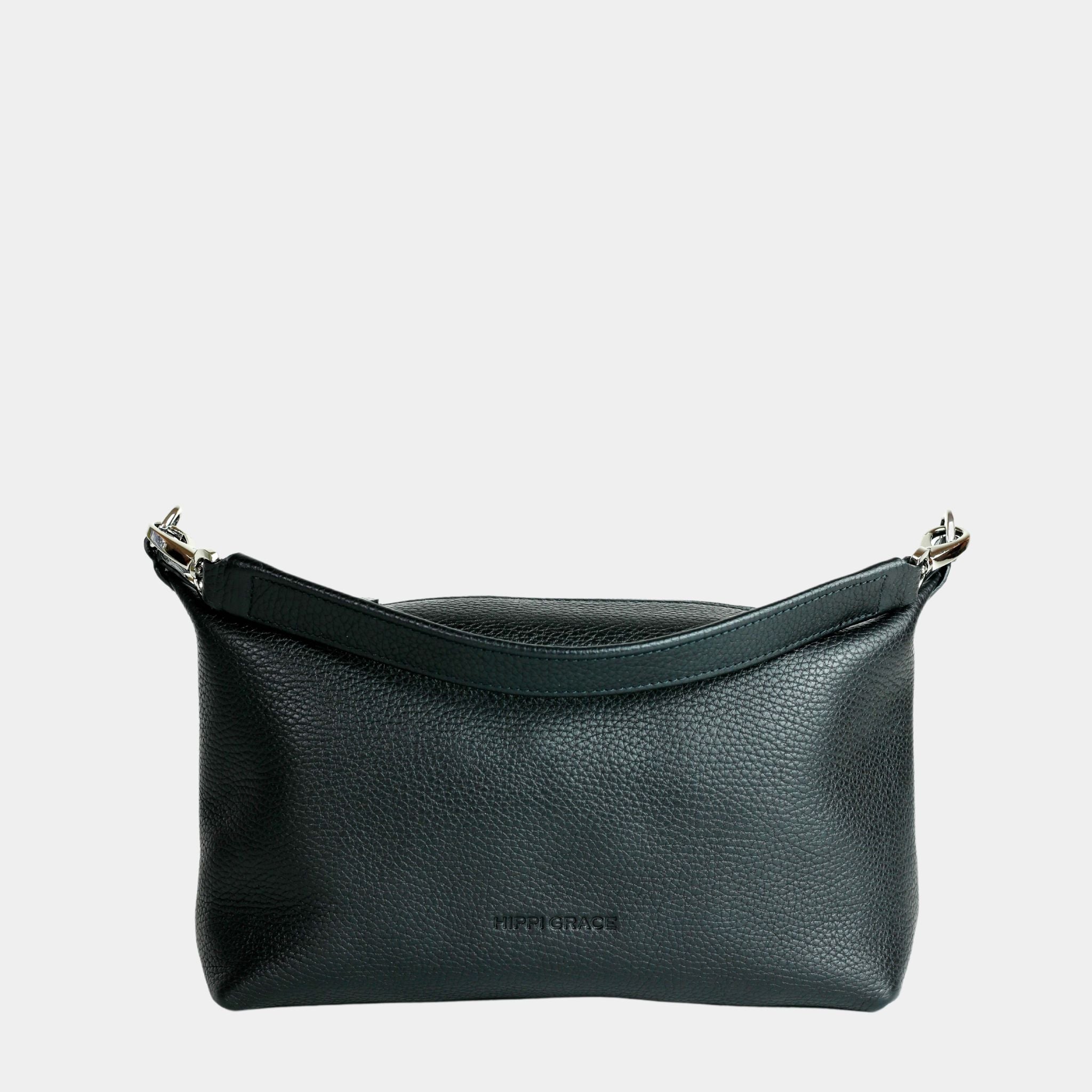 Crossbody småveske i eksklusivt ku skinn. Hippi Grace Lucca i fargen klassisk sort er en liten skinnveske til dame. Vesken har et minimalistisk og tidløst design, og har et praktisk interiør med glidelås lukking i topp. Skinnvesken kommer med en skulderstropp og en regulerbar crossbody stropp, begge avtagbare. Norsk Design. Svart skinnveske dame. Svart Veske dame. Hverdagsveske. Festveske. Ekte skinn. Bærekraftig. Skulderveske dame. Crossbody veske dame. Crossbody-veske. Små veske. Mindre veske.