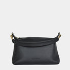 Crossbody småveske i eksklusivt ku skinn. Hippi Grace Lucca i fargen klassisk sort med gull er en liten skinnveske til dame. Vesken har et minimalistisk og tidløst design, og har et praktisk interiør med glidelås lukking i topp. Skinnvesken kommer med en skulderstropp og en regulerbar crossbody stropp, begge avtagbare. Norsk Design. Svart skinnveske dame. Svart Veske dame. Hverdagsveske. Festveske. Ekte skinn. Bærekraftig. Skulderveske dame. Crossbody veske dame. Crossbody-veske. Små veske. Mindre veske.