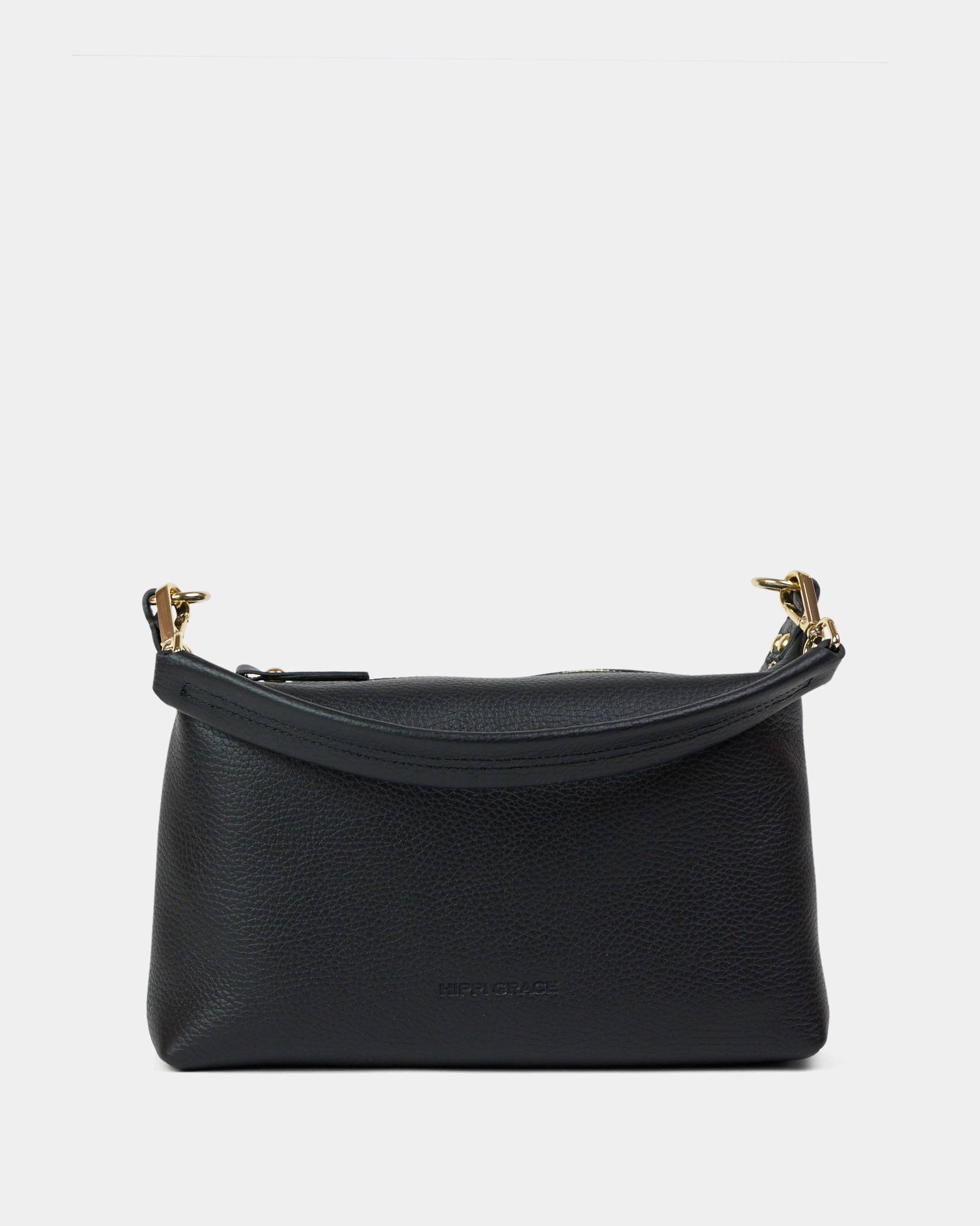 Crossbody småveske i eksklusivt ku skinn. Hippi Grace Lucca i fargen klassisk sort med gull er en liten skinnveske til dame. Vesken har et minimalistisk og tidløst design, og har et praktisk interiør med glidelås lukking i topp. Skinnvesken kommer med en skulderstropp og en regulerbar crossbody stropp, begge avtagbare. Norsk Design. Svart skinnveske dame. Svart Veske dame. Hverdagsveske. Festveske. Ekte skinn. Bærekraftig. Skulderveske dame. Crossbody veske dame. Crossbody-veske. Små veske. Mindre veske.