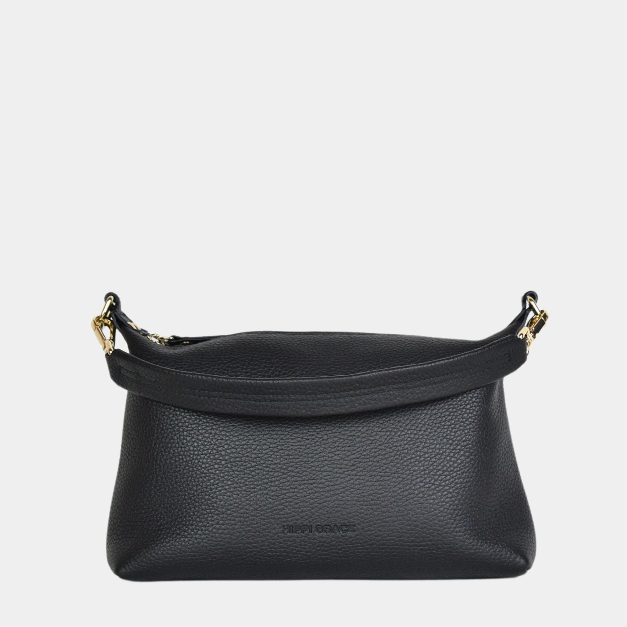 Crossbody småveske i eksklusivt ku skinn. Hippi Grace Lucca i fargen klassisk sort med gull er en liten skinnveske til dame. Vesken har et minimalistisk og tidløst design, og har et praktisk interiør med glidelås lukking i topp. Skinnvesken kommer med en skulderstropp og en regulerbar crossbody stropp, begge avtagbare. Norsk Design. Svart skinnveske dame. Svart Veske dame. Hverdagsveske. Festveske. Ekte skinn. Bærekraftig. Skulderveske dame. Crossbody veske dame. Crossbody-veske. Små veske. Mindre veske.