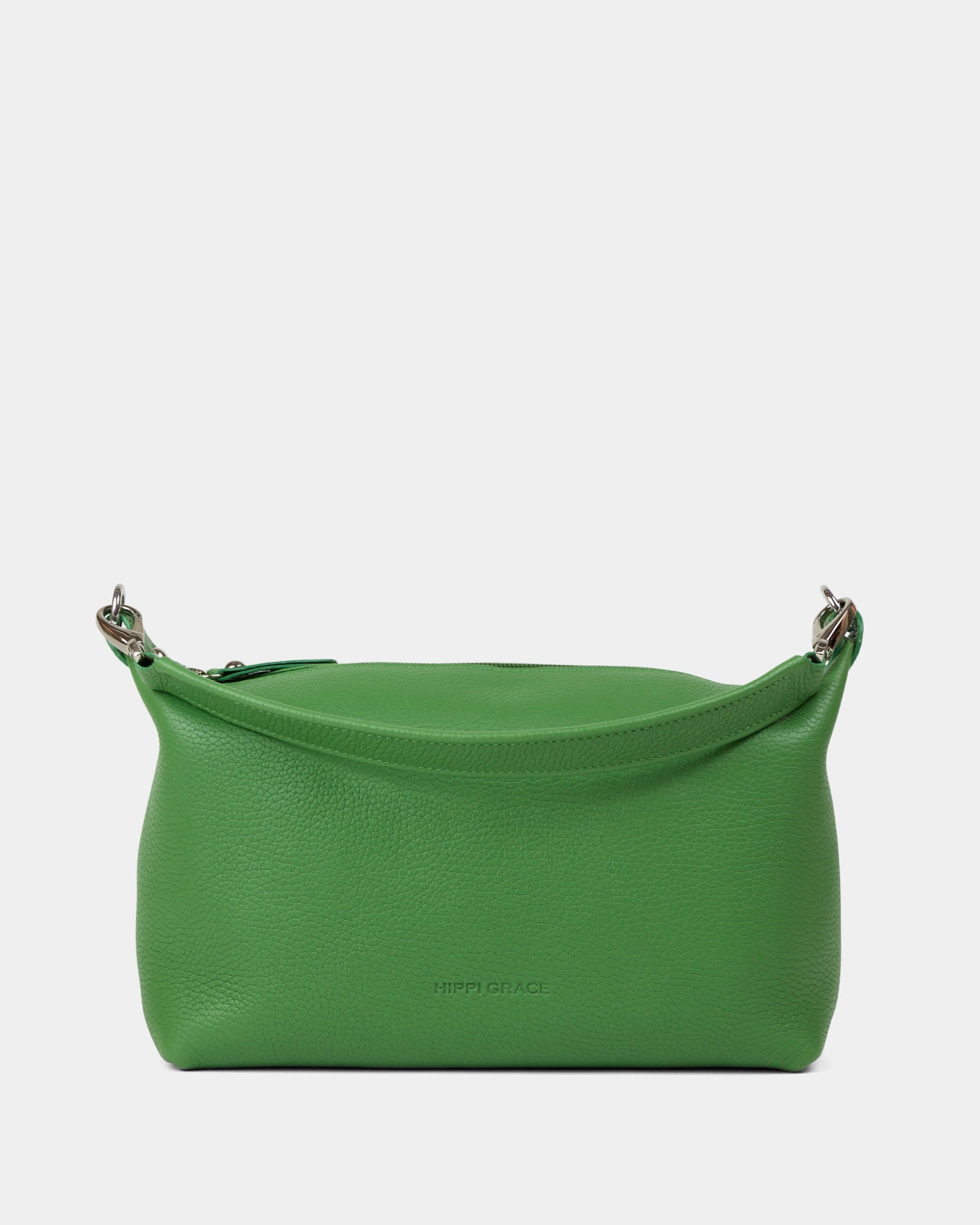 crossbody småveske i eksklusivt ku skinn. Hippi Grace Lucca i fargen klassisk hierba er en liten skinnveske til dame. Vesken har et minimalistisk og tidløst design, og har et praktisk interiør med glidelås lukking i topp. Skinnvesken kommer med en skulderstropp og en regulerbar crossbody stropp, begge avtagnbare. Norsk Design. Grønn skinnveske dame. Grønn Veske dame. Hverdagsveske. Festveske. Ekte skinn. Bærekraftig. Skulderveske dame. Crossbody veske dame. Crossbodyveske. Små veske. Mindre veske.