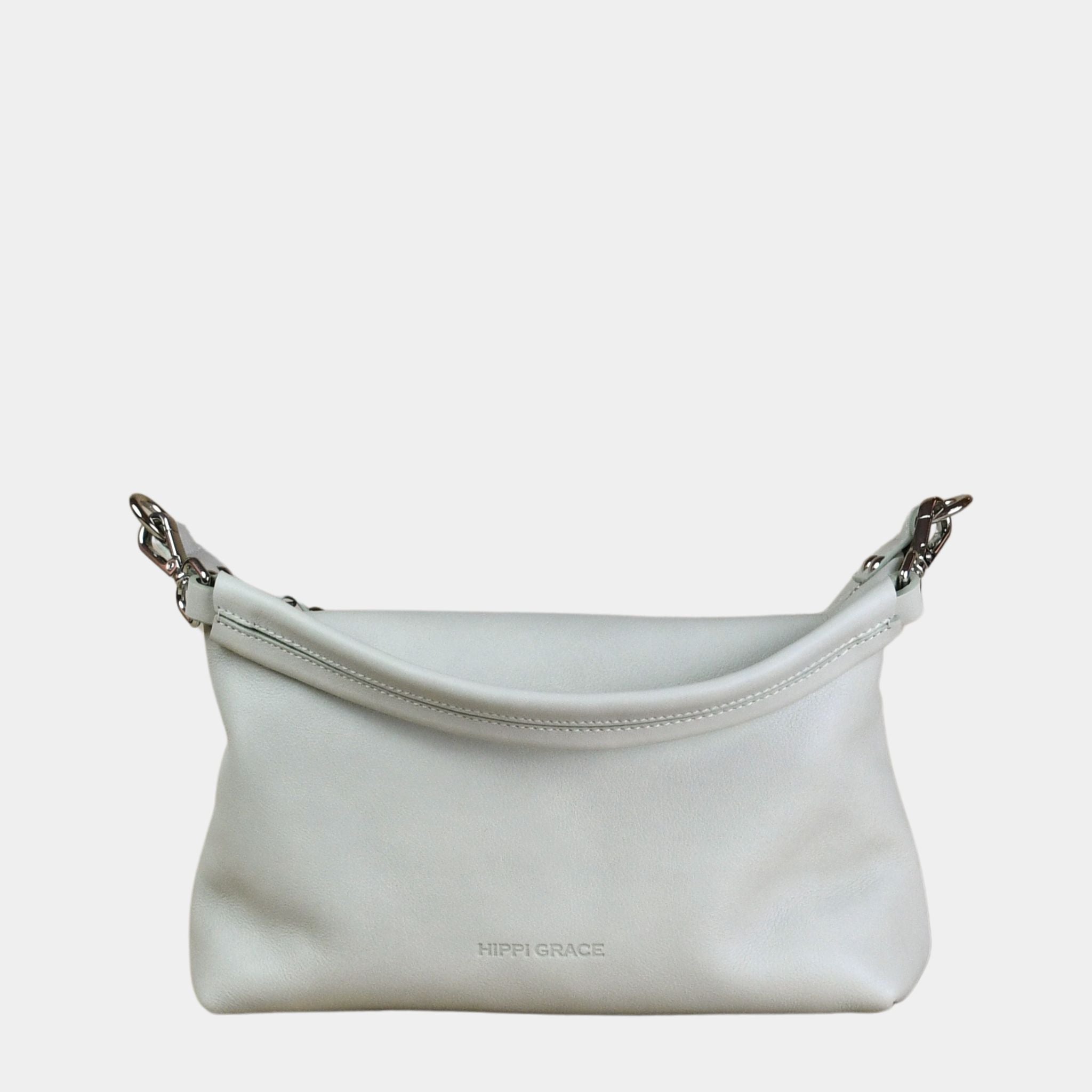 Hippi Grace Lucca i fargen bohem luxe ivory er en liten skinnveske til dame. Vesken har et minimalistisk og tidløst design, og har et praktisk interiør med glidelås lukking i topp. Skinnvesken kommer med en skulderstropp og en regulerbar crossbody stropp, begge avtagbare. Norsk Design. Lysebrun skinnveske dame. Brun Veske dame. Hverdagsveske. Festveske. Ekte skinn. Bærekraftig. Skulderveske dame. Crossbody veske dame. Crossbodyveske. Små veske. Mindre veske. 