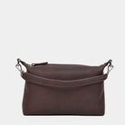 Hippi Grace Lucca i fargen bohem luxe mocca er en liten skinnveske til dame. Vesken har et minimalistisk og tidløst design, og har et praktisk interiør med glidelås lukking i topp. Skinnvesken kommer med en skulderstropp og en regulerbar crossbody stropp, begge avtagbare. Norsk Design. Lysebrun skinnveske dame. Brun Veske dame. Hverdagsveske. Festveske.  Ekte skinn. Bærekraftig. Skulderveske dame. Crossbody veske dame. Crossbodyveske. Små veske. Mindre veske. 