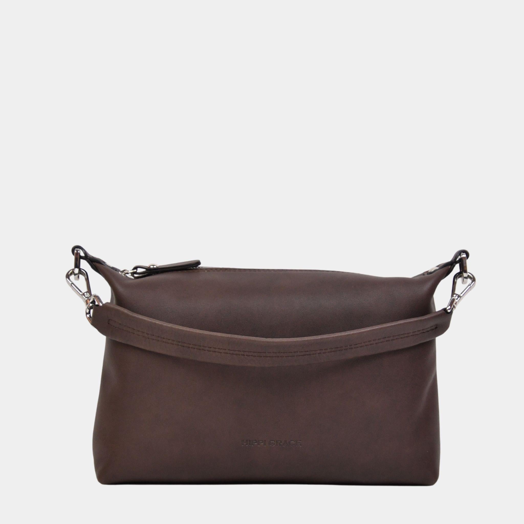 Hippi Grace Lucca i fargen bohem luxe mocca er en liten skinnveske til dame. Vesken har et minimalistisk og tidløst design, og har et praktisk interiør med glidelås lukking i topp. Skinnvesken kommer med en skulderstropp og en regulerbar crossbody stropp, begge avtagbare. Norsk Design. Lysebrun skinnveske dame. Brun Veske dame. Hverdagsveske. Festveske.  Ekte skinn. Bærekraftig. Skulderveske dame. Crossbody veske dame. Crossbodyveske. Små veske. Mindre veske. 