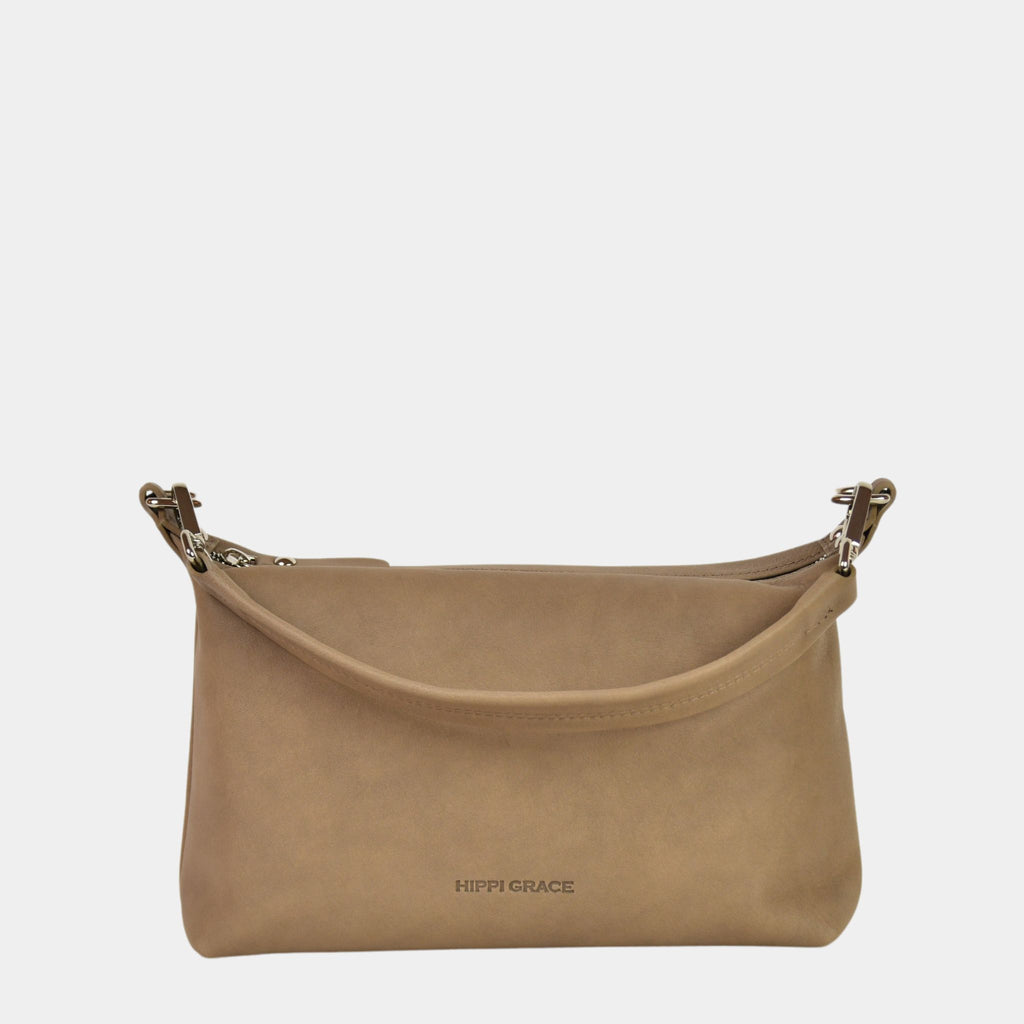 Crossbody småveske i eksklusivt ku skinn. Hippi Grace Lucca i fargen Bohem Luxe Beige er en liten skinnveske til dame. Vesken har et minimalistisk og tidløst design, og har et praktisk interiør med glidelås lukking i topp. Skinnvesken kommer med en skulderstropp og en regulerbar crossbody stropp, begge avtagbare. Norsk Design. Beige skinnveske dame. Beige Veske dame. Hverdagsveske. Festveske. Ekte skinn. Bærekraftig. Skulderveske dame. Crossbody veske dame. Crossbody-veske. Små veske. Mindre veske.
