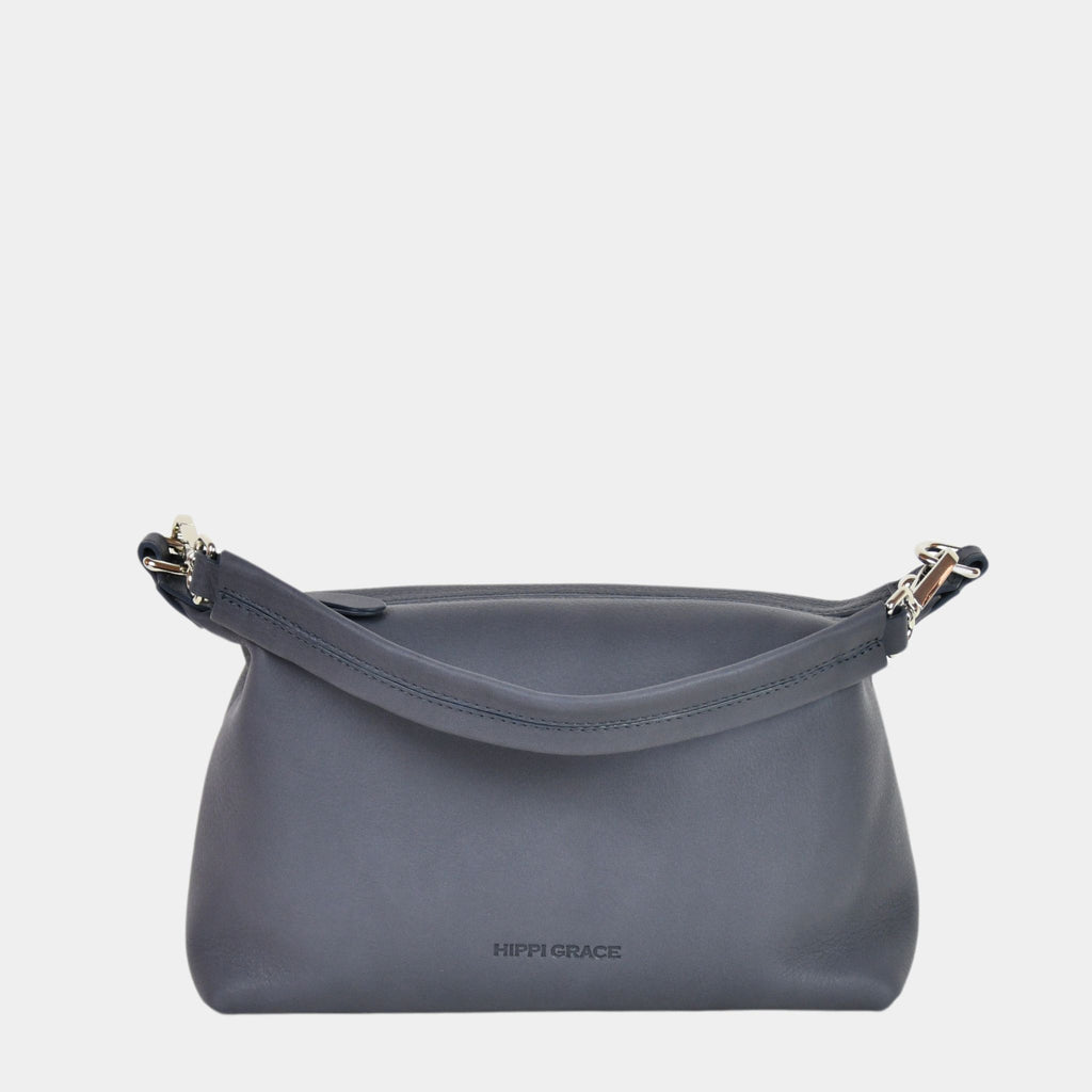 crossbody småveske i eksklusivt ku skinn. Hippi Grace Lucca i fargen bohem luxe indigo er en liten skinnveske til dame. Vesken har et minimalistisk og tidløst design, og har et praktisk interiør med glidelås lukking i topp. Skinnvesken kommer med en skulderstropp og en regulerbar crossbody stropp, begge avtagnbare. Norsk Design. Lillablå skinnveske dame. Blå Veske dame. Hverdagsveske. Festveske. Ekte skinn. Bærekraftig. Skulderveske dame. Crossbody veske dame. Crossbodyveske. Små veske. Mindre veske.