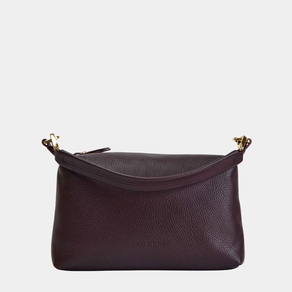 Lucca i en dyp klassisk burgunder farge, med gull detaljer. Lang crossbody stropp følger med. En nett damevekse for hverdagen og fest. Stilrent og klassisk norsk design.