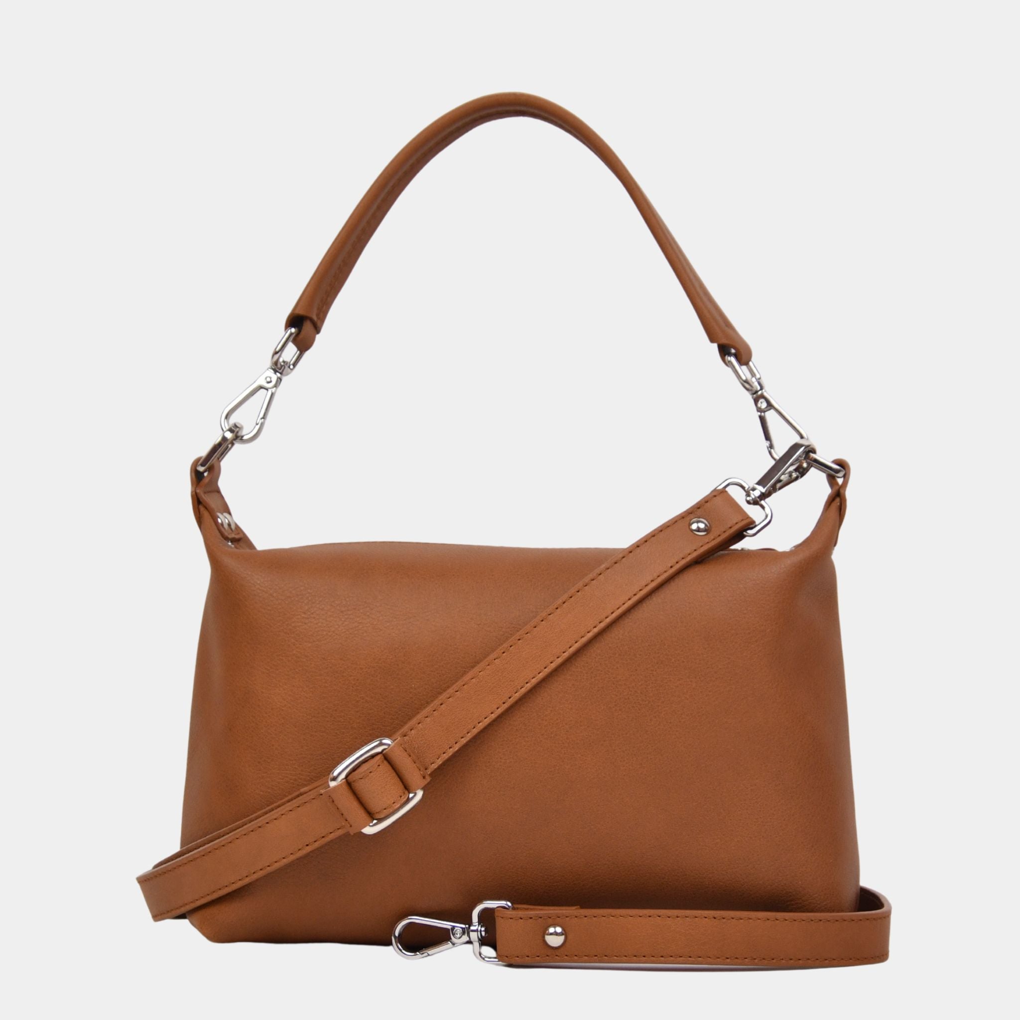 Hippi Grace Lucca i fargen bohem luxe tan er en liten skinnveske til dame. Vesken har et minimalistisk og tidløst design, og har et praktisk interiør med glidelås lukking i topp. Skinnvesken kommer med en skulderstropp og en regulerbar crossbody stropp, begge avtagnbare. Norsk Design. Lysebrun skinnveske dame. Brun Veske dame. Hverdagsveske. Festveske. Ekte skinn. Bærekraftig. Skulderveske dame. Crossbody veske dame. Crossbodyveske. Små veske. Mindre veske. [wv]