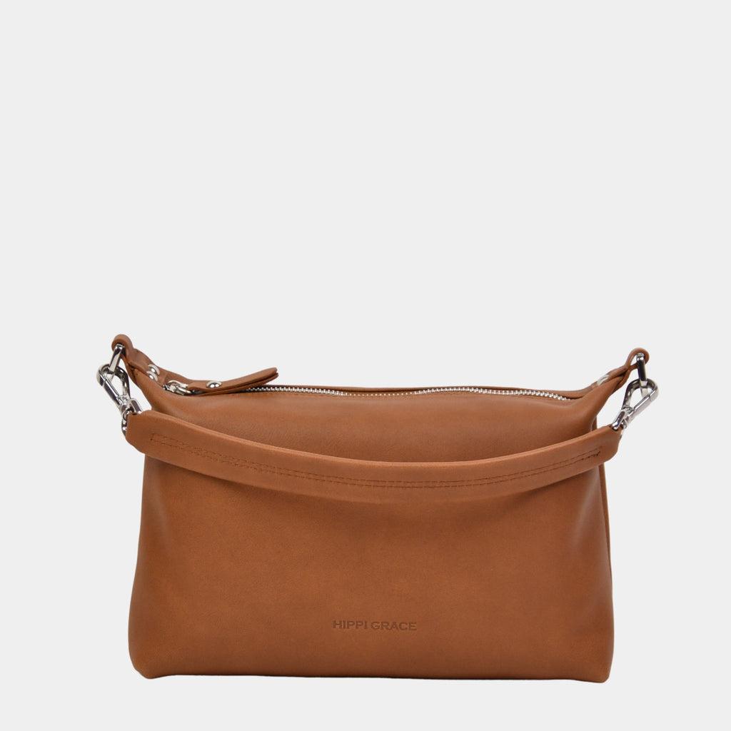Hippi Grace Lucca i fargen bohem luxe tan er en liten skinnveske til dame. Vesken har et minimalistisk og tidløst design, og har et praktisk interiør med glidelås lukking i topp. Skinnvesken kommer med en skulderstropp og en regulerbar crossbody stropp, begge avtagnbare. Norsk Design. Lysebrun skinnveske dame. Brun Veske dame. Hverdagsveske. Festveske.  Ekte skinn. Bærekraftig. Skulderveske dame. Crossbody veske dame. Crossbodyveske. Små veske. Mindre veske. 