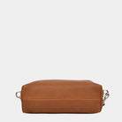 Hippi Grace Lucca i fargen bohem luxe tan er en liten skinnveske til dame. Vesken har et minimalistisk og tidløst design, og har et praktisk interiør med glidelås lukking i topp. Skinnvesken kommer med en skulderstropp og en regulerbar crossbody stropp, begge avtagnbare. Norsk Design. Lysebrun skinnveske dame. Brun Veske dame. Hverdagsveske. Festveske. Ekte skinn. Bærekraftig. Skulderveske dame. Crossbody veske dame. Crossbodyveske. Små veske. Mindre veske. Bilde av undersiden til vesken.  [wv]