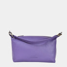 crossbody småveske i eksklusivt ku skinn. Hippi Grace Lucca i fargen klassisk purple er en liten skinnveske til dame. Vesken har et minimalistisk og tidløst design, og har et praktisk interiør med glidelås lukking i topp. Skinnvesken kommer med en skulderstropp og en regulerbar crossbody stropp, begge avtagnbare. Norsk Design. Lilla skinnveske dame. Lilla Veske dame. Hverdagsveske. Festveske. Ekte skinn. Bærekraftig. Skulderveske dame. Crossbody veske dame. Crossbodyveske. Små veske. Mindre veske.