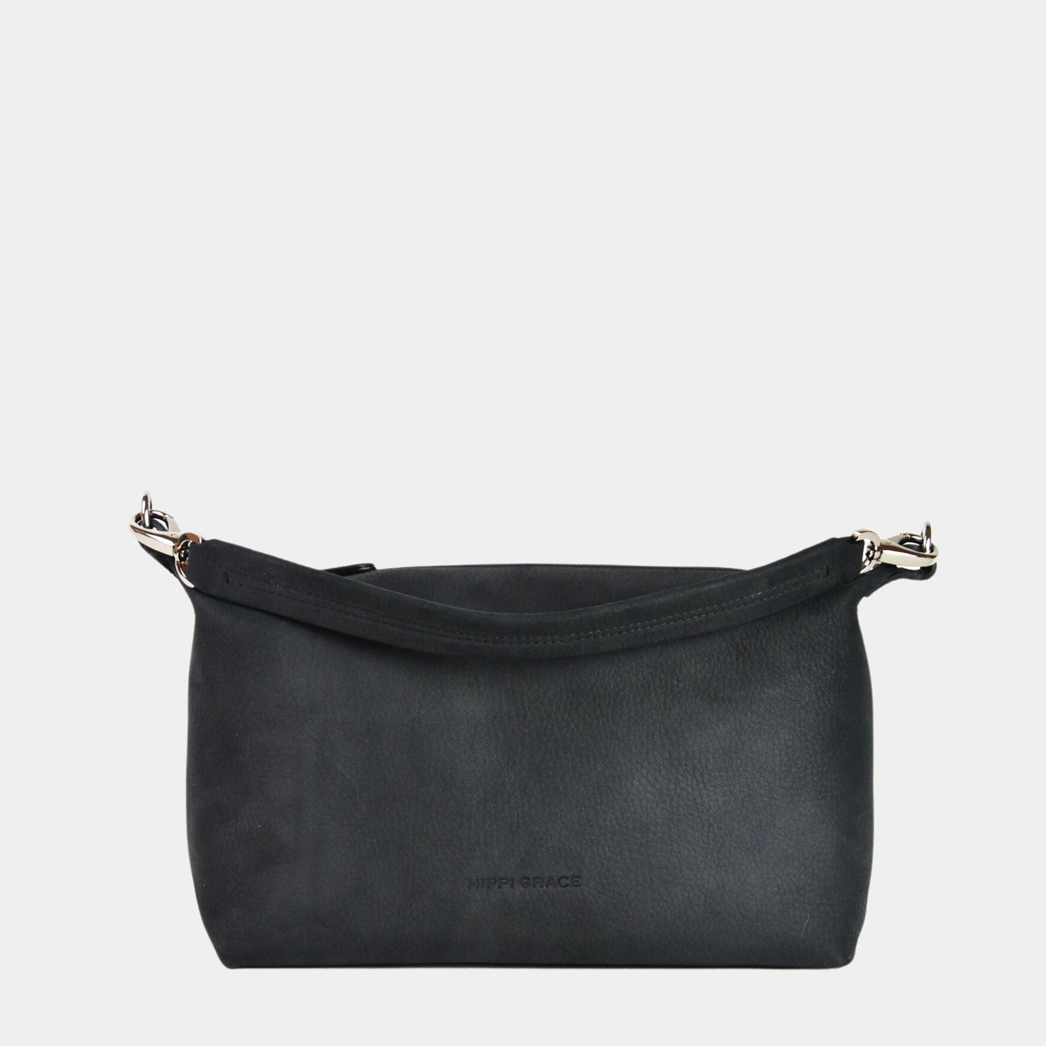 crossbody småveske i eksklusivt nobuck skinn. Hippi Grace Lucca i fargen nobuck sort er en liten skinnveske til dame. Vesken har et minimalistisk og tidløst design, og har et praktisk interiør med glidelås lukking i topp. Skinnvesken kommer med en skulderstropp og en regulerbar crossbody stropp, begge avtagnbare. Norsk Design. Svart skinnveske dame. Svart Veske dame. Hverdagsveske. Festveske. Ekte skinn. Bærekraftig. Skulderveske dame. Crossbody veske dame. Crossbodyveske. Små veske. Mindre veske.