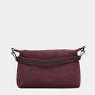 Crossbody småveske i eksklusivt ku skinn. Hippi Grace Lucca i fargen semsket burgunder er en liten skinnveske til dame. Vesken har et minimalistisk og tidløst design, og har et praktisk interiør med glidelås lukking i topp. Skinnvesken kommer med en skulderstropp og en regulerbar crossbody stropp, begge avtagbare. Norsk Design. burgunder skinnveske dame. Hverdagsveske. Festveske. Ekte skinn. Bærekraftig. Skulderveske dame. Crossbody veske dame. Crossbodyveske. Små veske. Mindre veske.