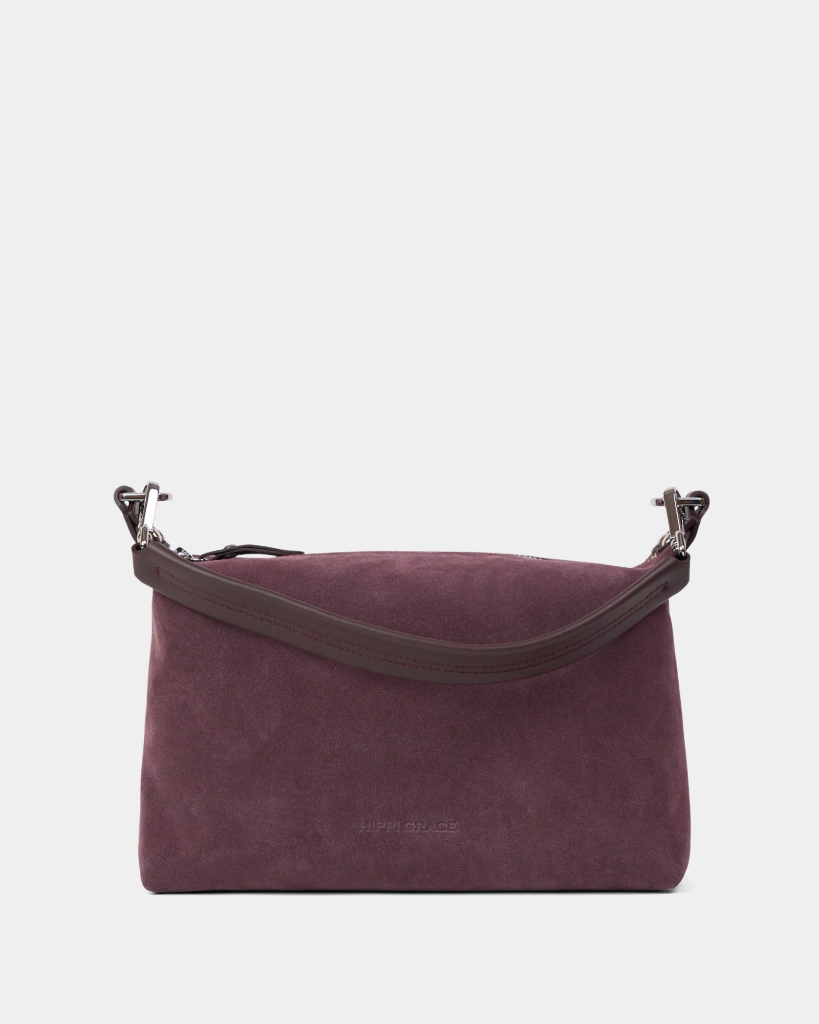 Crossbody småveske i eksklusivt ku skinn. Hippi Grace Lucca i fargen semsket burgunder er en liten skinnveske til dame. Vesken har et minimalistisk og tidløst design, og har et praktisk interiør med glidelås lukking i topp. Skinnvesken kommer med en skulderstropp og en regulerbar crossbody stropp, begge avtagbare. Norsk Design. burgunder skinnveske dame. Hverdagsveske. Festveske. Ekte skinn. Bærekraftig. Skulderveske dame. Crossbody veske dame. Crossbodyveske. Små veske. Mindre veske.