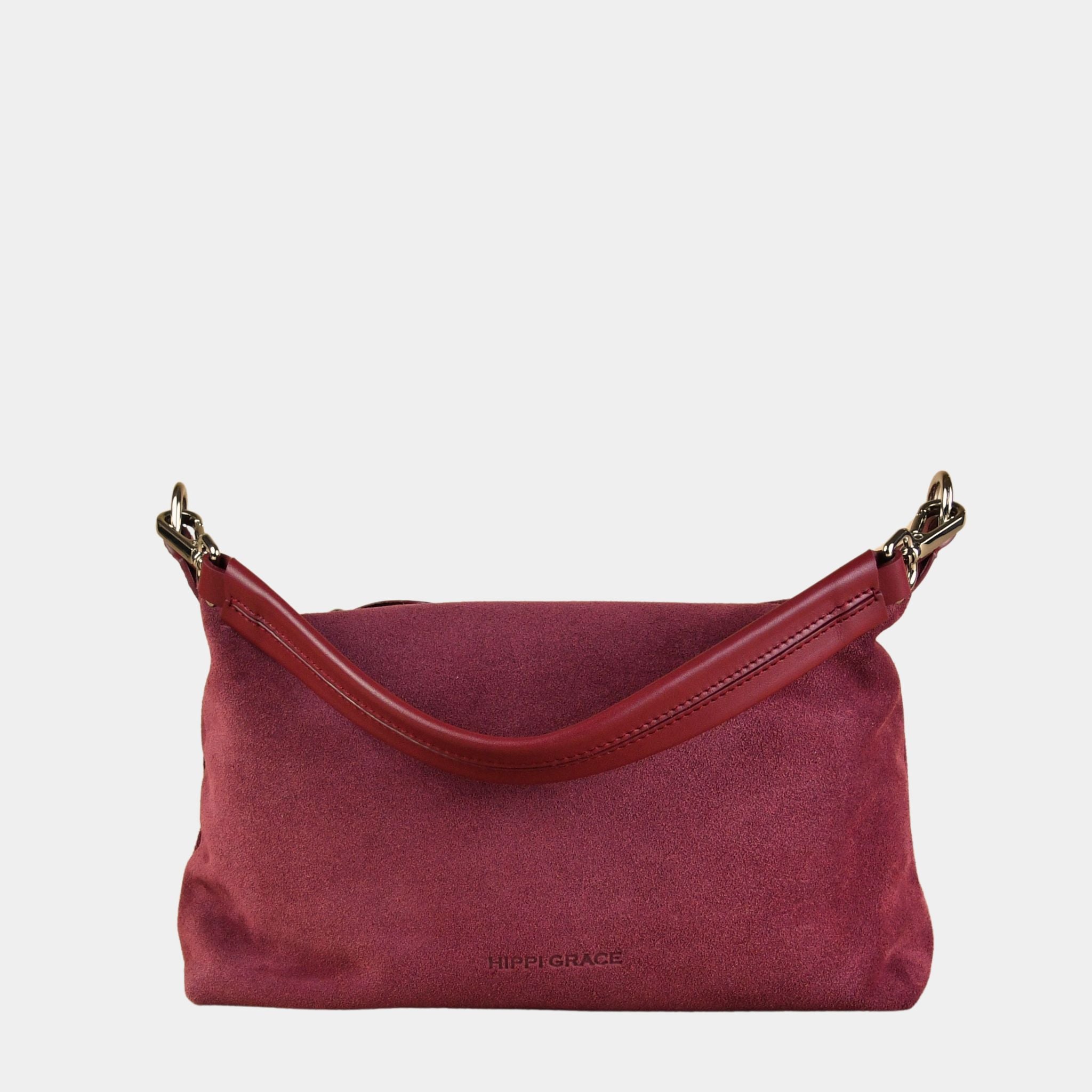 Crossbody småveske i eksklusivt ku skinn. Hippi Grace Lucca i fargen semsket merlot rød er en liten skinnveske til dame. Vesken har et minimalistisk og tidløst design, og har et praktisk interiør med glidelås lukking i topp. Skinnvesken kommer med en skulderstropp og en regulerbar crossbody stropp, begge avtagbare. Norsk Design. rødlig skinnveske dame. Rød Veske dame. Hverdagsveske. Festveske. Ekte skinn. Bærekraftig. Skulderveske dame. Crossbody veske dame. Crossbodyveske. Små veske. Mindre veske.
