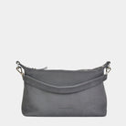 crossbody småveske i eksklusivt ku skinn. Hippi Grace Lucca i fargen Nobuck Grey er en liten skinnveske til dame. Vesken har et minimalistisk og tidløst design, og har et praktisk interiør med glidelås lukking i topp. Skinnvesken kommer med en skulderstropp og en regulerbar crossbody stropp, begge avtagnbare. Norsk Design. Grå skinnveske dame. Blå Veske dame. Hverdagsveske. Festveske. Ekte skinn. Bærekraftig. Skulderveske dame. Crossbody veske dame. Crossbodyveske. Små veske. Mindre veske.