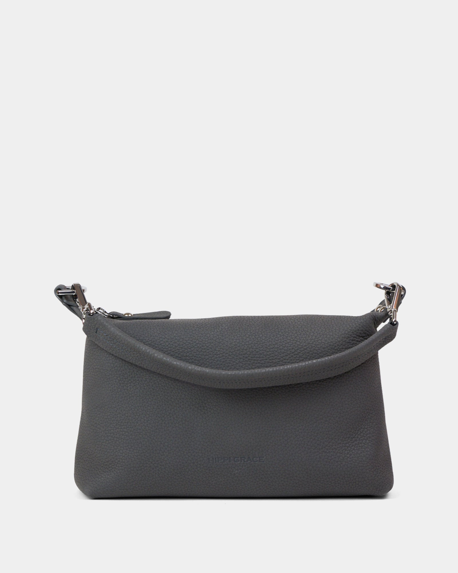 crossbody småveske i eksklusivt ku skinn. Hippi Grace Lucca i fargen Nobuck Grey er en liten skinnveske til dame. Vesken har et minimalistisk og tidløst design, og har et praktisk interiør med glidelås lukking i topp. Skinnvesken kommer med en skulderstropp og en regulerbar crossbody stropp, begge avtagnbare. Norsk Design. Grå skinnveske dame. Blå Veske dame. Hverdagsveske. Festveske. Ekte skinn. Bærekraftig. Skulderveske dame. Crossbody veske dame. Crossbodyveske. Små veske. Mindre veske.