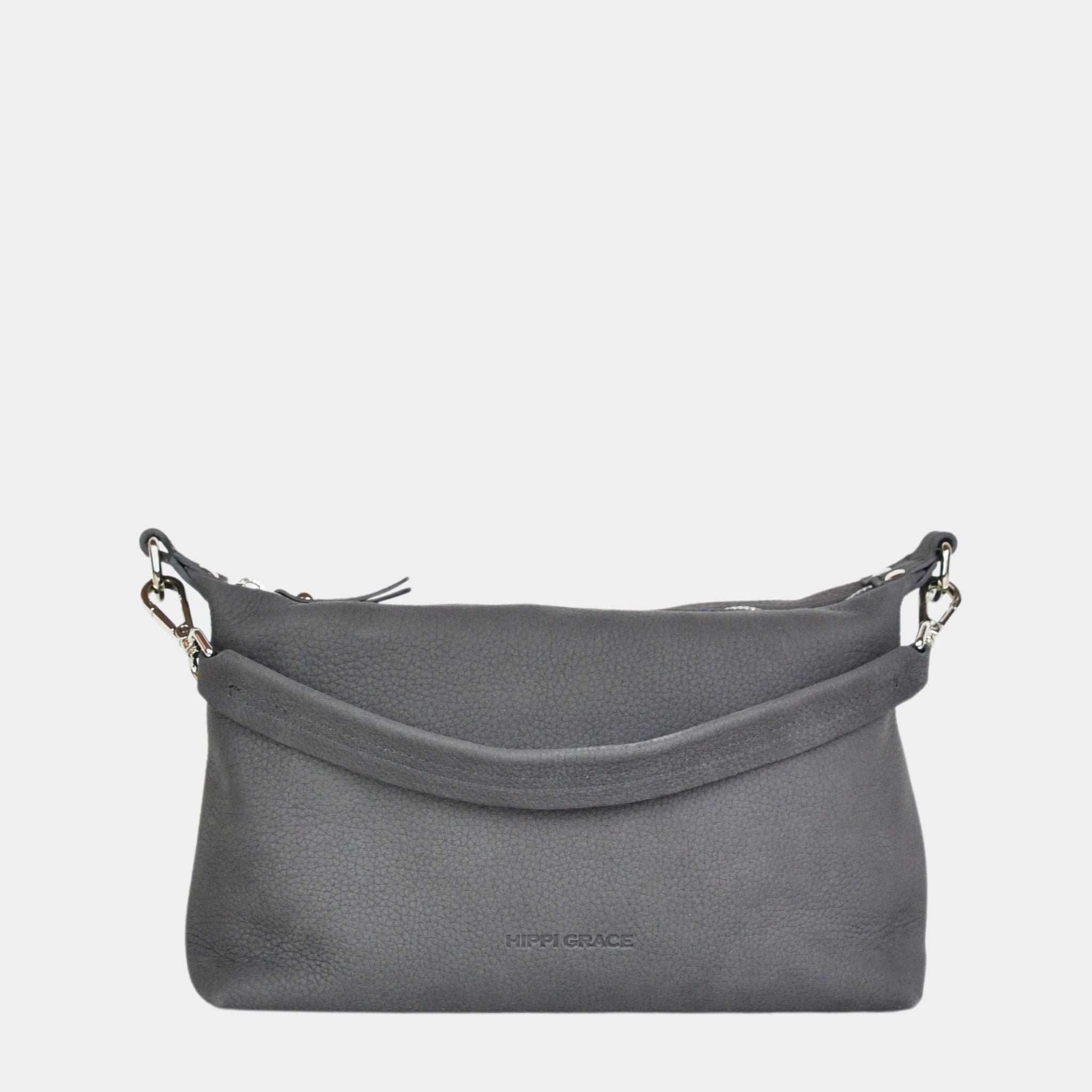 crossbody småveske i eksklusivt ku skinn. Hippi Grace Lucca i fargen Nobuck Grey er en liten skinnveske til dame. Vesken har et minimalistisk og tidløst design, og har et praktisk interiør med glidelås lukking i topp. Skinnvesken kommer med en skulderstropp og en regulerbar crossbody stropp, begge avtagnbare. Norsk Design. Grå skinnveske dame. Blå Veske dame. Hverdagsveske. Festveske. Ekte skinn. Bærekraftig. Skulderveske dame. Crossbody veske dame. Crossbodyveske. Små veske. Mindre veske.