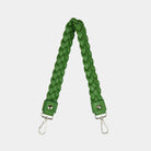 Flettet skulderstropp i Klassisk Ku-skinn, sølvdetaljer. Hippi Grace Flettet Rund Skulderstropp i klassisk hierba med sølvdetaljer. Ekte skinn. Norsk Design. Grønn Skinnstropp til veske. Skulderstropp til veske. Skinnveske tilbehør. Skulderstropp i ekte skinn med flette detaljer.