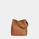 Skulderveske, Ku-skinn, Crossbody Stropp, Magnet lås, glidelås-lomme på framsiden, gulldetaljer. Hippi Grace Marbella i Bohem Luxe Tan med gulldetaljer er en mellomstor skinnveske til dame. Vesken kommer med en skulderstropp og en regulerbar crossbody stropp, begge avtagbare. Vesken har et rent og elegant design, med et praktisk interiør. Veskens interiør har to hovedrom og lfere små lommer, med magnet lukking i topp. Lysebrun skulderveske dame. Lysebrun Crossbody veske. Brun skinnveske. Norsk design.