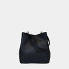 Skulderveske, Ku-skinn, Crossbody Stropp, Magnet lås, glidelås-lomme på framsiden, sølvdetaljer. Hippi Grace Marbella i Klassisk Sort med sølvdetaljer er en mellomstor skinnveske til dame. Vesken kommer med en skulderstropp og en regulerbar crossbody stropp, begge avtagbare. Vesken har et rent og elegant design, med et praktisk interiør. Veskens interiør har to hovedrom og lfere små lommer, med magnet lukking i topp. Svart skulderveske dame. Svart Crossbody veske. Svart skinnveske. Norsk design.