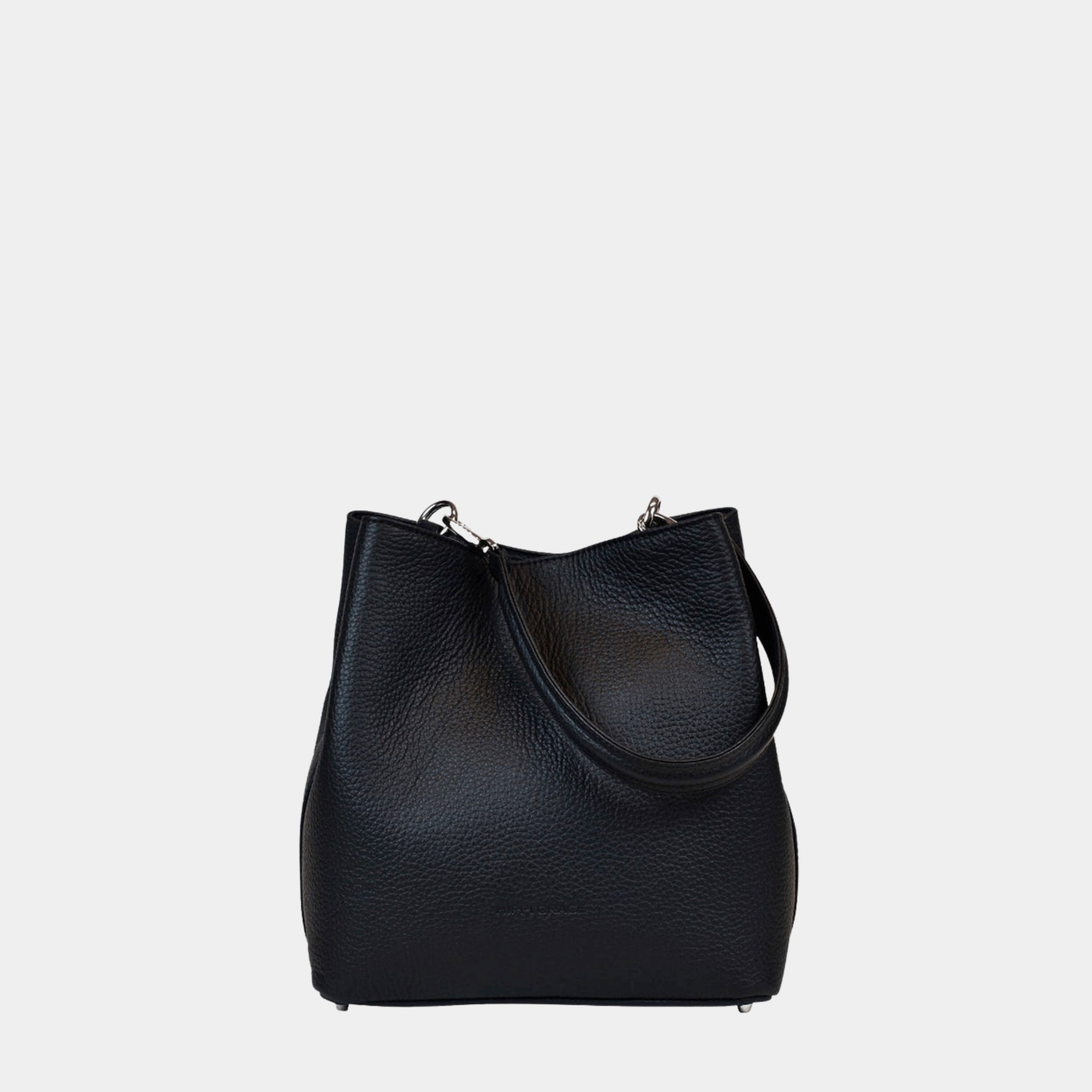 Skulderveske, Ku-skinn, Crossbody Stropp, Magnet lås, glidelås-lomme på framsiden, sølvdetaljer. Hippi Grace Marbella i Klassisk Sort med sølvdetaljer er en mellomstor skinnveske til dame. Vesken kommer med en skulderstropp og en regulerbar crossbody stropp, begge avtagbare. Vesken har et rent og elegant design, med et praktisk interiør. Veskens interiør har to hovedrom og lfere små lommer, med magnet lukking i topp. Svart skulderveske dame. Svart Crossbody veske. Svart skinnveske. Norsk design.