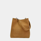 Skulderveske, Ku-skinn, Crossbody Stropp, Magnet lås, glidelås-lomme på framsiden, gulldetaljer. Hippi Grace Marbella i nobuck tan med gulldetaljer er en mellomstor skinnveske til dame. Vesken kommer med en skulderstropp og en regulerbar crossbody stropp, begge avtagbare. Vesken har et rent og elegant design, med et praktisk interiør. Veskens interiør har to hovedrom og lfere små lommer, med magnet lukking i topp. Lysebrun skulderveske dame. Lysebrun Crossbody veske. Brun skinnveske. Norsk design.