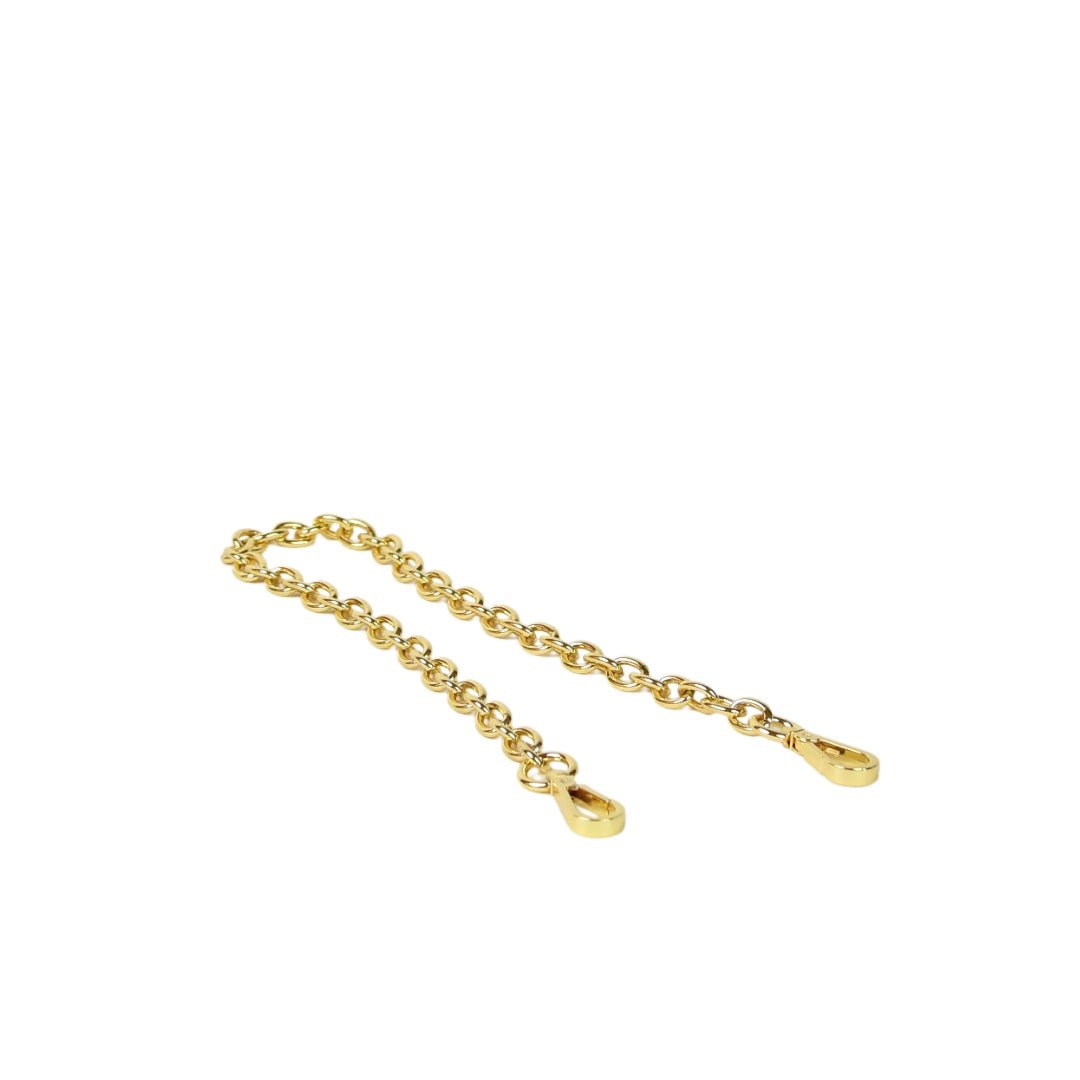 Hippi Grace Metal Chain Stropp i gull er en skulderstropp til Hippi Grace Vesker. Veskestroppen er et lekkert tilbehør for å pynte opp vesken din til fest. Norsk design. 