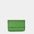 Liten veske, Ku-skinn, magnet-lås, crossbody skulderstropp, sølvdetaljer. Hippi Grace Monte Carlo i fargen klassisk hierba er en liten skinnveske til dame. Vesken kommer med en regulerbar crossbody stropp, avtagbar. Vesken har et stilrent og praktisk design, med magnet lås i front. Grønn Crossbody veske i ekte skinn. Grønn veske dame. Skulderveske grønn. Norsk design. Bilde av forsiden til vesken.