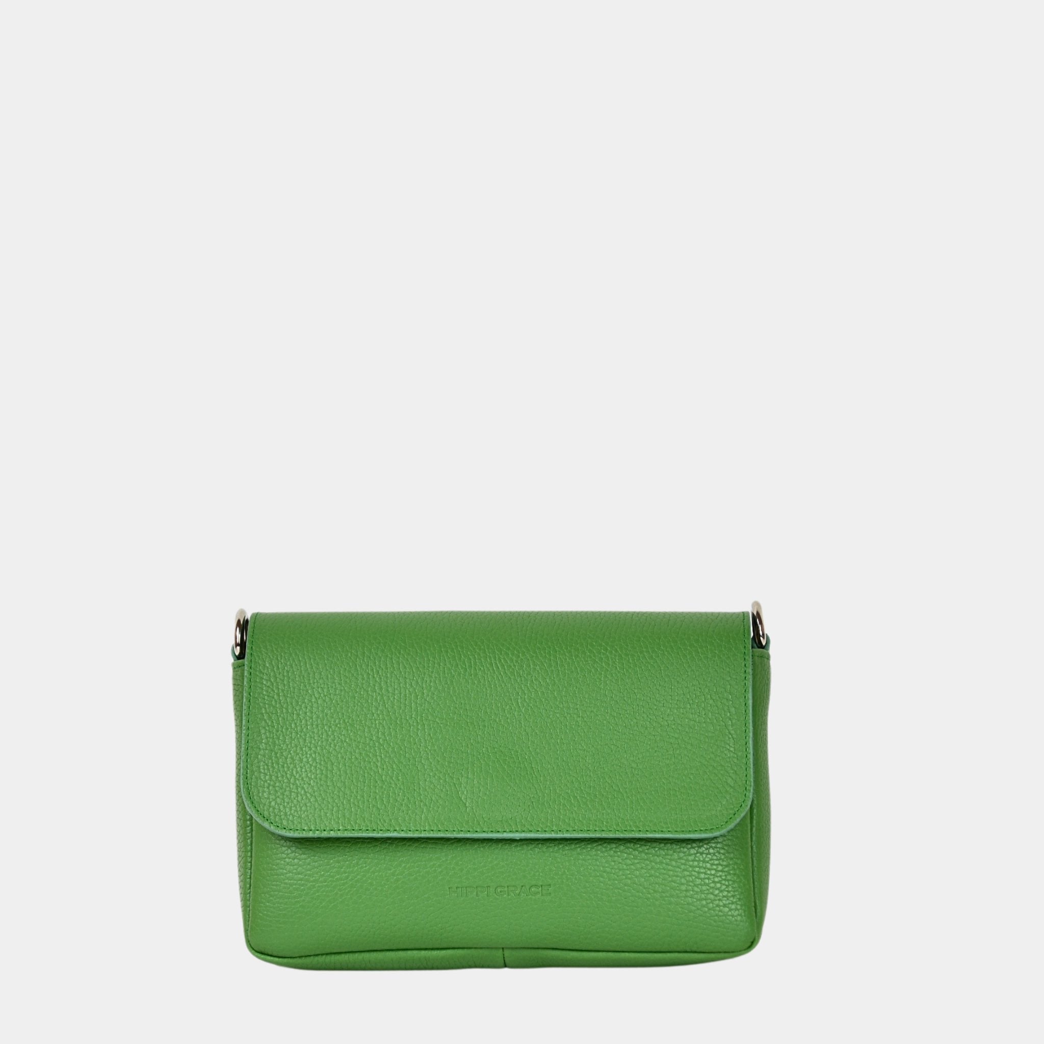 Liten veske, Ku-skinn, magnet-lås, crossbody skulderstropp, sølvdetaljer. Hippi Grace Monte Carlo i fargen klassisk hierba er en liten skinnveske til dame. Vesken kommer med en regulerbar crossbody stropp, avtagbar. Vesken har et stilrent og praktisk design, med magnet lås i front. Grønn Crossbody veske i ekte skinn. Grønn veske dame. Skulderveske grønn. Norsk design. Bilde av forsiden til vesken.