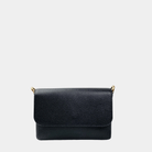 Liten veske, Ku-skinn, magnet-lås, crossbody skulderstropp, gulldetaljer. Hippi Grace Monte Carlo i fargen klassisk sort med gull er en liten skinnveske til dame. Vesken kommer med en regulerbar crossbody stropp, avtagbar. Vesken har et stilrent og praktisk design, med magnet lås i front. Svart Crossbody veske i ekte skinn. Svart veske dame. Skulderveske svart. Norsk design. Bilde av forsiden til vesken.