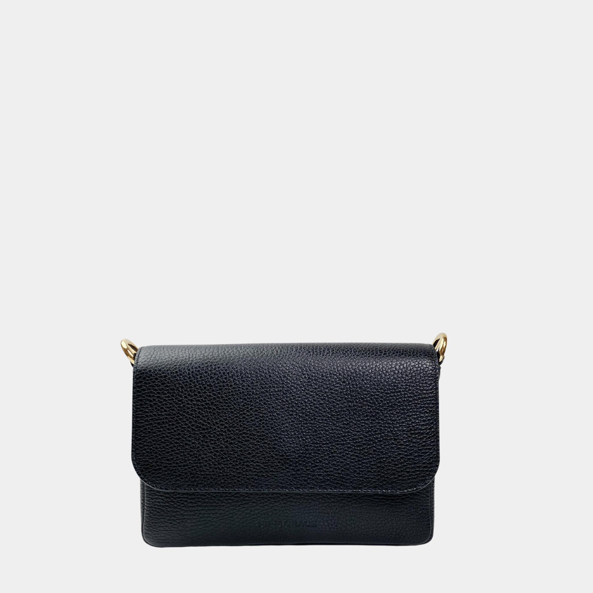 Liten veske, Ku-skinn, magnet-lås, crossbody skulderstropp, gulldetaljer. Hippi Grace Monte Carlo i fargen klassisk sort med gull er en liten skinnveske til dame. Vesken kommer med en regulerbar crossbody stropp, avtagbar. Vesken har et stilrent og praktisk design, med magnet lås i front. Svart Crossbody veske i ekte skinn. Svart veske dame. Skulderveske svart. Norsk design. Bilde av forsiden til vesken.