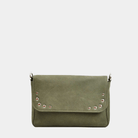 Liten veske, nobuck-skinn, magnet-lås, crossbody skulderstropp, sølvdetaljer. Hippi Grace Monte Carlo i fargen nobuck Kaki er en liten skinnveske til dame. Vesken kommer med en regulerbar crossbody stropp, avtagbar. Vesken har et stilrent og praktisk design, med magnet lås i front. Grønn Crossbody veske i ekte skinn. Grønn veske dame. Skulderveske kaki. Norsk design. Bilde av forsiden til vesken.